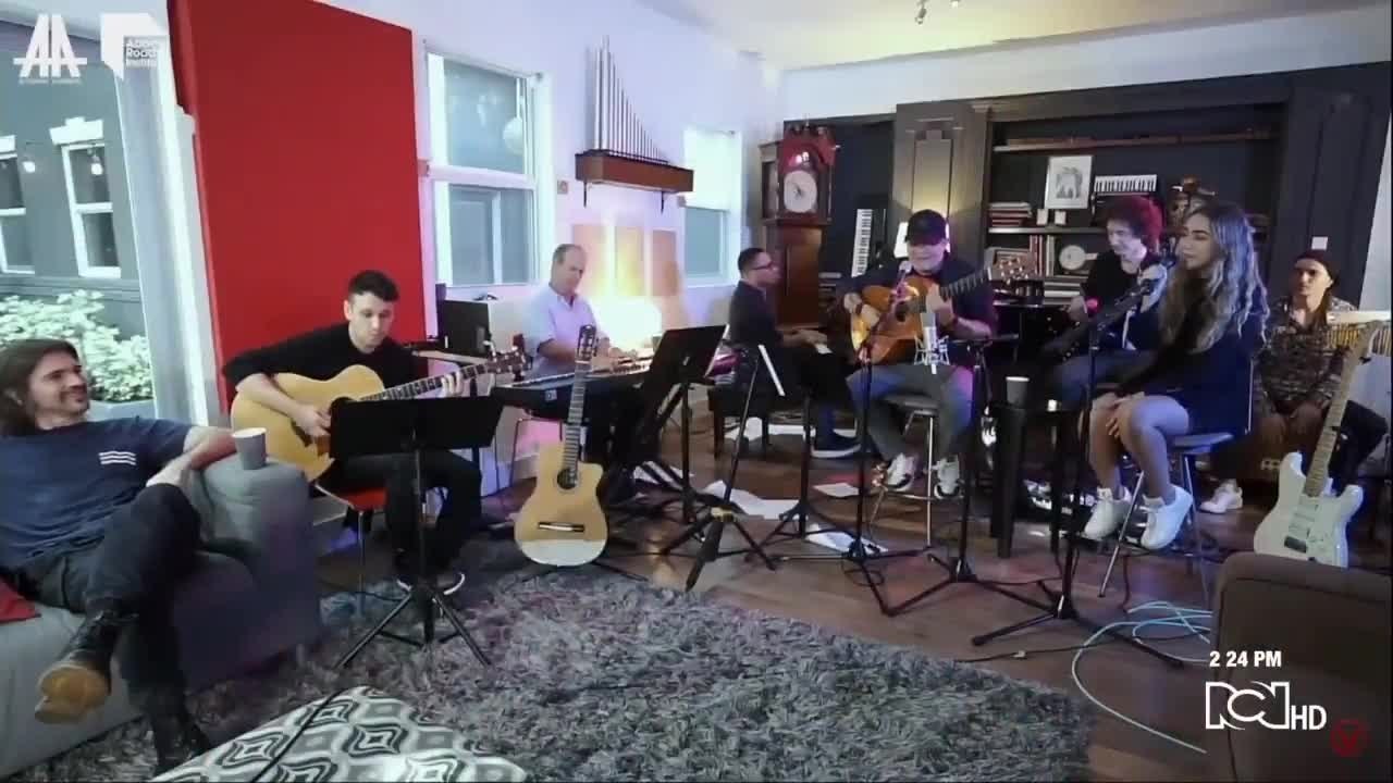 Ella es Ela Taubert, la colombiana que cantó con Alejandro Sanz y Juanes