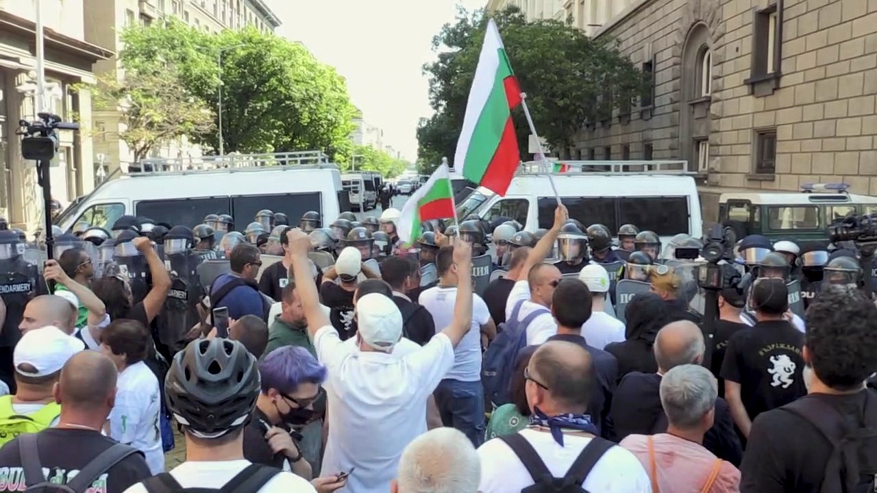 Anti-government protesters, police clash in Bulgaria