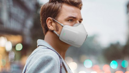 Descargar video: This High-tech Face Mask Has a Battery-powered Air Purifier and Disinfecting UV-LED Lights