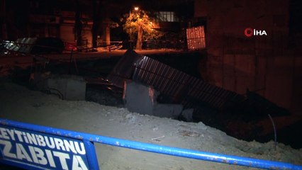 Zeytinburnu’nda kaldırım çöktü, otomobil inşaat sahasına kaydı