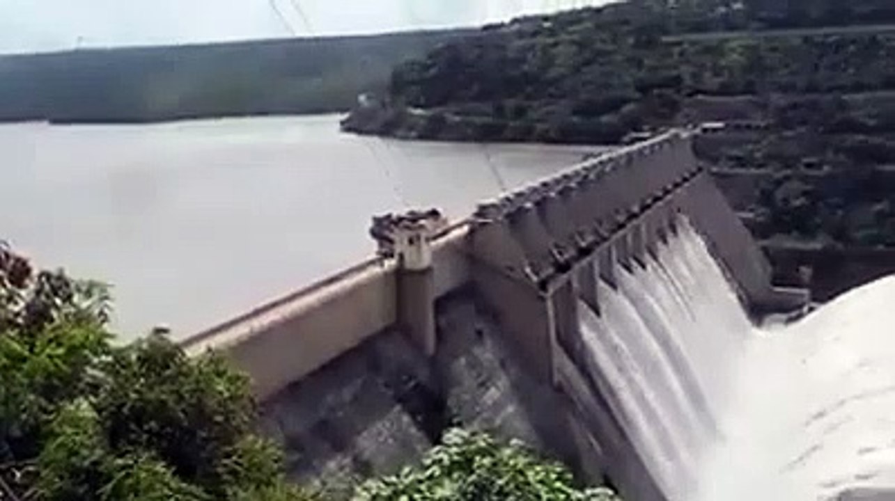 Mangla_Dam_overflow_beautiful_water_but_very_dangerous_for_mirpur_azad_kashmir_|_Bahrain_swat_flood(360p)