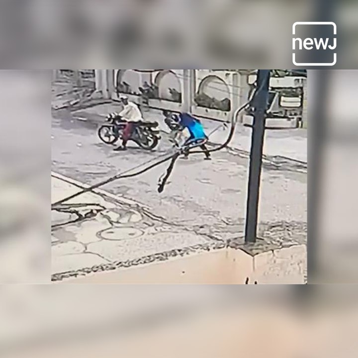 15 Year-Old Girl Bravely Fights Two Mobile Snatchers