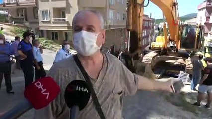 Download Video: Sancaktepe'de yokuş aşağı kayan tır dört araca çarparak durabildi