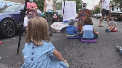 Una escuela de Nueva York ensaya clases al aire libre para los más pequeños
