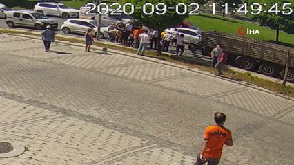 Otomobil tırın altına girdi, sürücü ölümden döndü...Dehşet anları kamerada