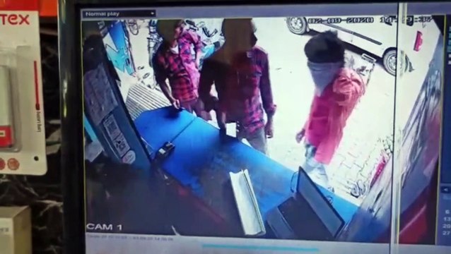 मोबाइल चोरी करते हुए दुकानदार ने युवक को पकड़ा, सारी वारदात CCTV कैमरे में