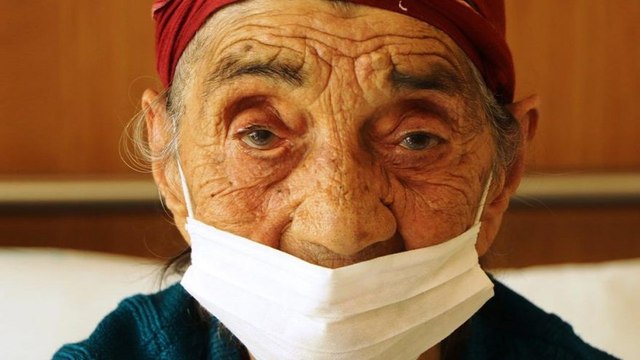 93 yaşında koronayı yendi, hastaneden alkışlarla uğurlandı