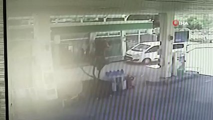 Otomobilin lastiği akaryakıt istasyonuna böyle fırladı