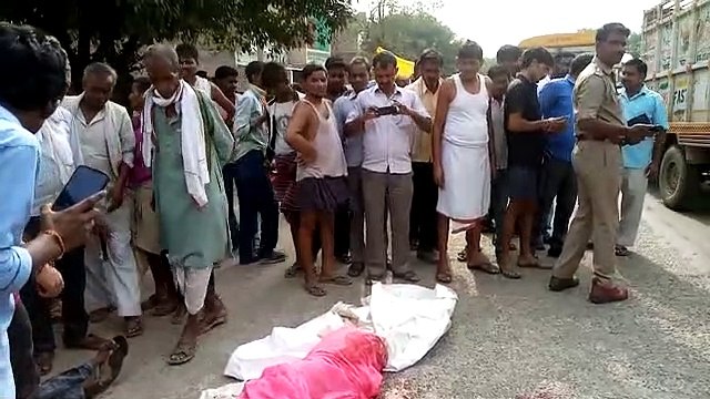 शाहजहांपुर: अनियंत्रित ट्रक ने बाइक सवार मां-बेटे को कुचला, मां की मौत, बेटा घायल