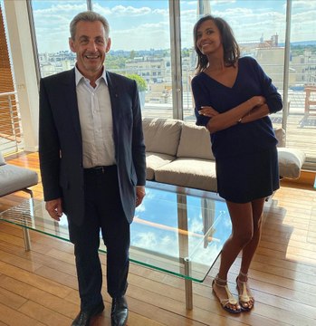 Karine Le Marchand pose avec Nicolas Sarkozy : les internautes se lâchent !