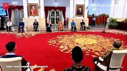 Pekerja pabrik sepatu PT Changsin Reksa Jaya berjalan keluar pabrik di Leles, Kabupaten Garut, Jawa Barat.