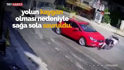 Kayganlaşan yolda savrulan motosiklet otomobile çarptı