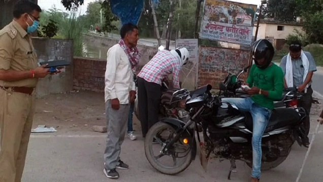 इटावा: नियमों का उल्लंघन करने पर पुलिस ने काटा चालान