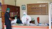 Petugas kesehatan melakukan tes usap (swab test) kepada seorang guru di Puskesmas Cimahi Tengah, Kota Cimahi, Rabu (26/8).