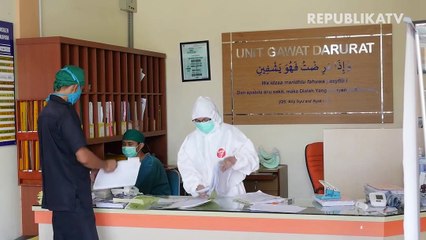Petugas kesehatan melakukan tes usap (swab test) kepada seorang guru di Puskesmas Cimahi Tengah, Kota Cimahi, Rabu (26/8).
