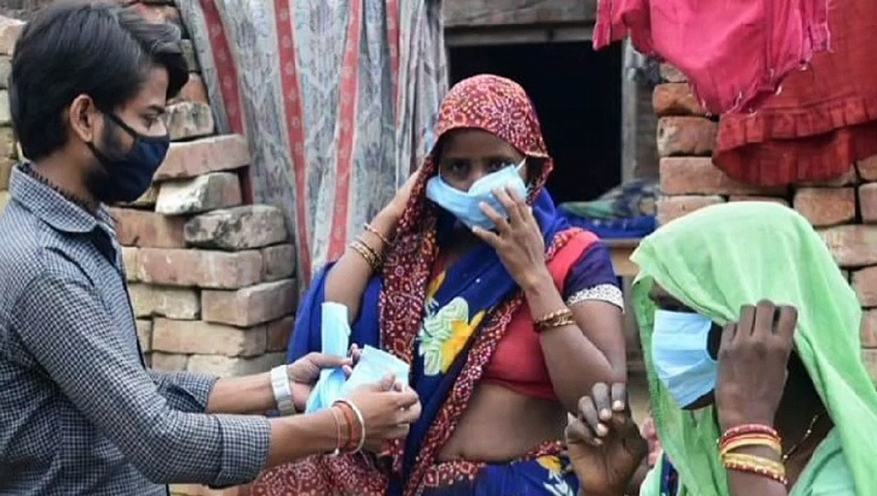 इटावा: युवा समाजसेवियों ने ग्रामीणों को बांटे मास्क