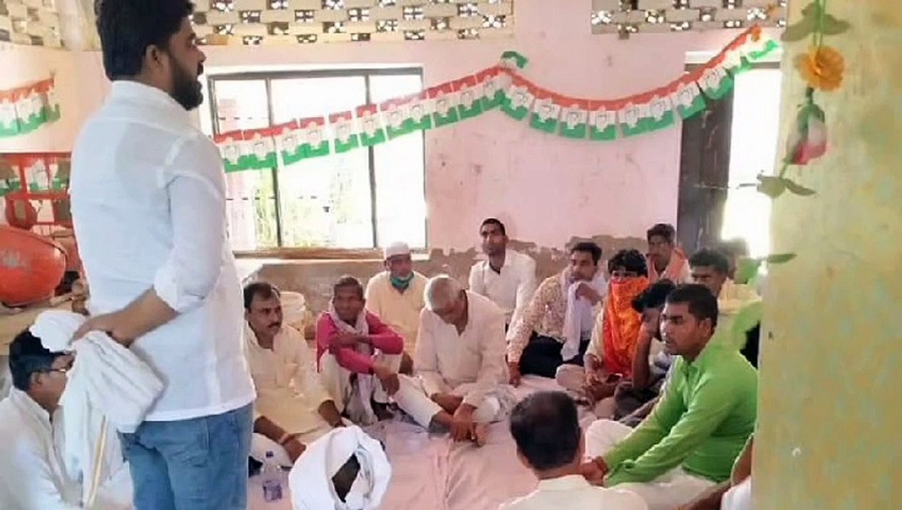 इटावा: पूर्व शहर अध्यक्ष ने पार्टी कार्यकर्ताओं के साथ की बैठक