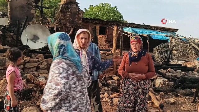 Evi yanan yaşlı çift yardım bekliyor