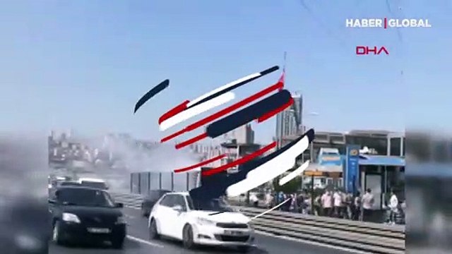 Avcılar'da metrobüsten duman yükseldi, yolcular tahliye edildi