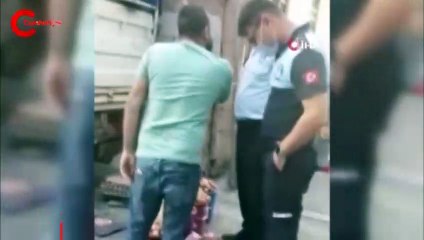 İşportacı ile zabıta memurları birbirine girdi...Tekmeli yumruklu kavga kamerada