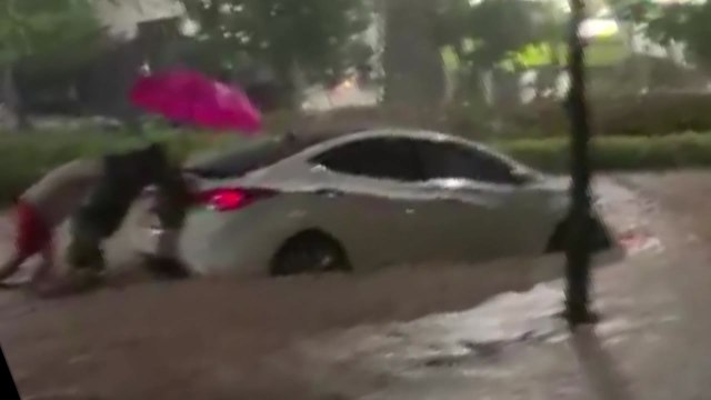 토사 넘치고, 하수 역류하고...'마이삭' 비바람에 곳곳 침수 피해 / YTN