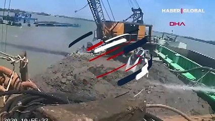 Nehre düşen vinçten son anda kurtuldu