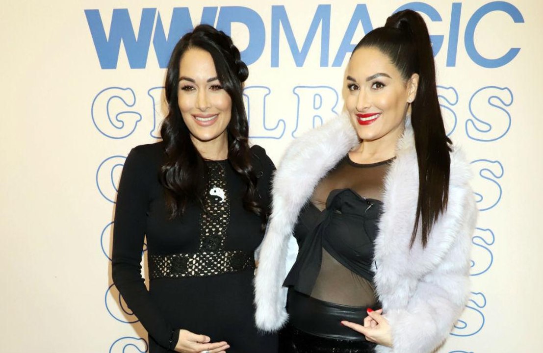 Nikki bella kümmert sich ohne hilfe um ihr baby