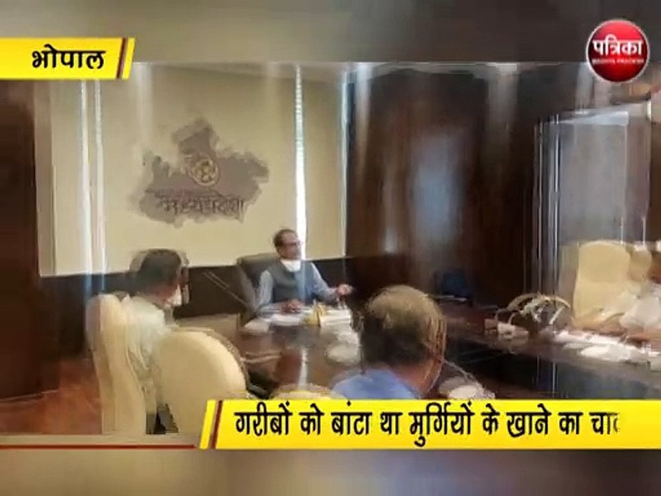 गरीबों को बांटा था मुर्गियों के खाने का चावल