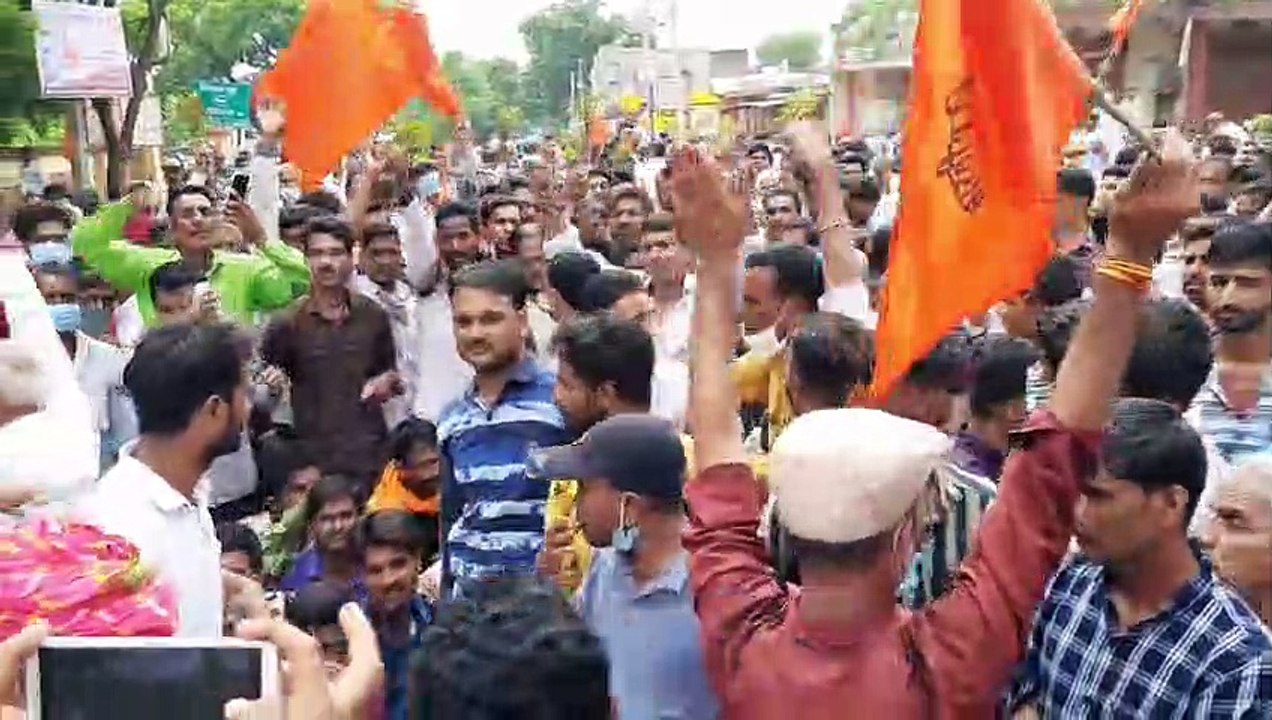 नायब तहसीलदार के रवैया के कारण किसानों ने किया हंगामा