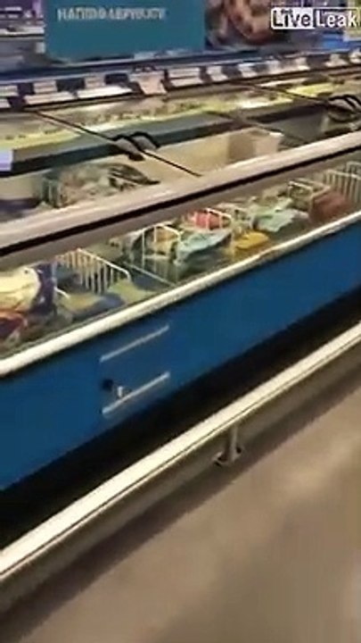 Dans ce magasin, il vendent des choses bizarres au rayon surgelés
