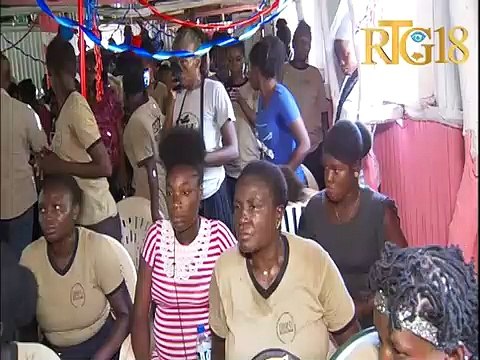 Martine Moïse premyè dam repiblik la ak plizyè fanm nan Kwa St-Joseph Port-de-Paix ap plante kafe