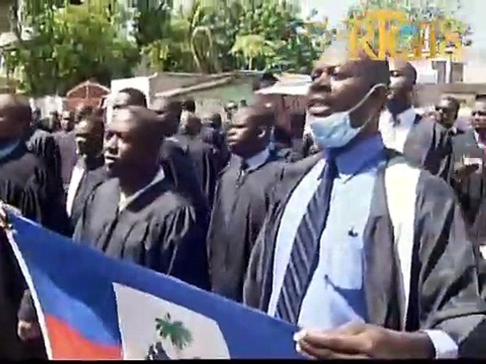 Avoka nan bawo kwadèboukè yo mache nan komin lan pou mande jistis pou batonye Monferrier Dorval