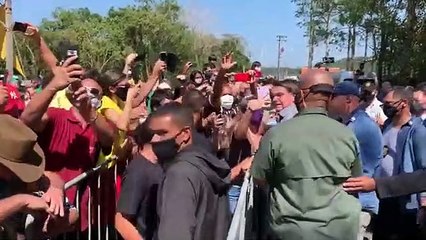 Bolsonaro é recebido por centenas de apoiadores em Pariquera-Açu e Eldorado Paulista