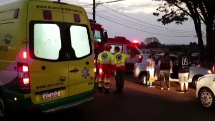 Video herunterladen: Motociclista fica gravemente ferido em acidente na marginal da BR-277