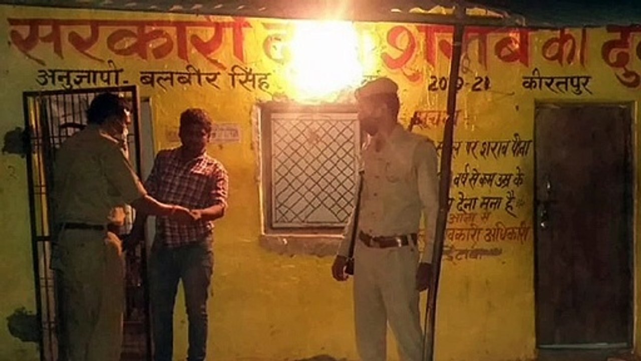 शराब के ठेके का निरीक्षण करने पहुंची पुलिस