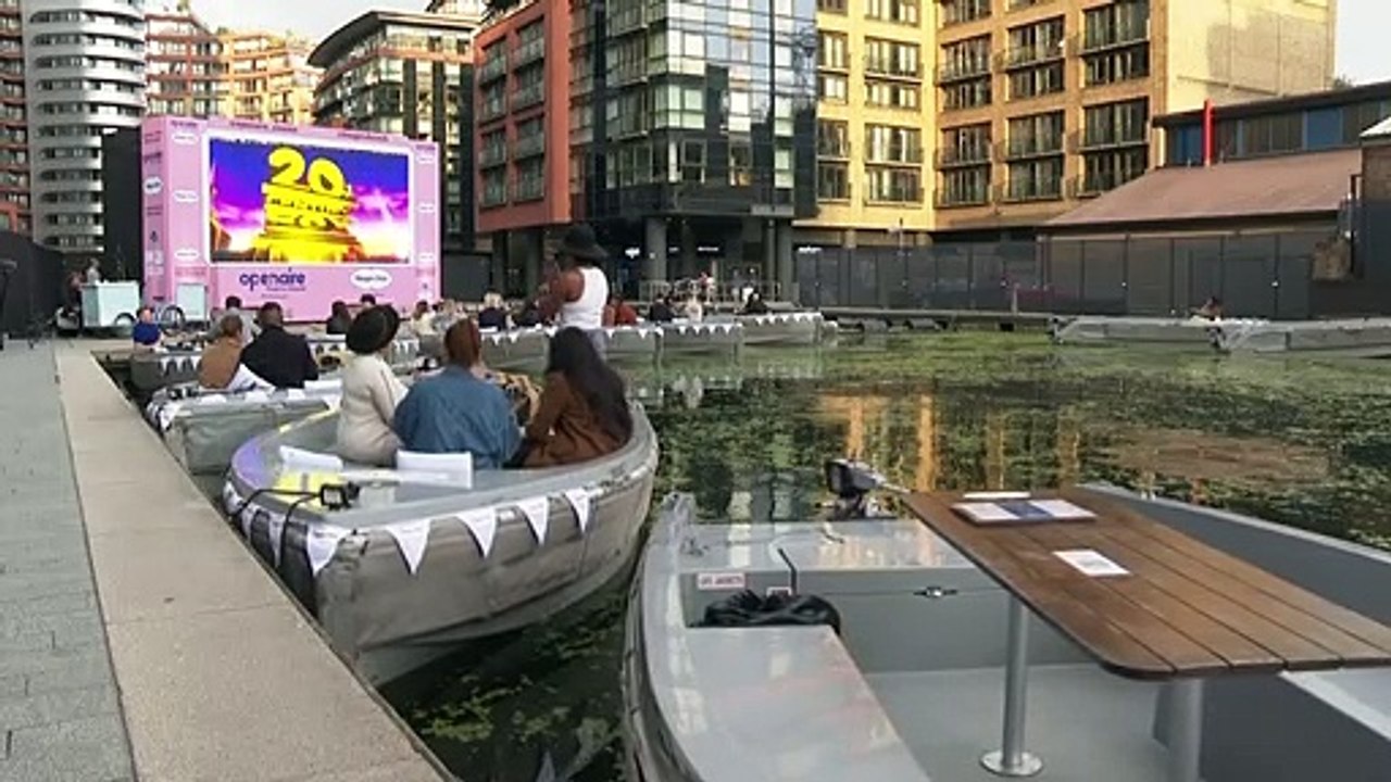 Kino-Erlebnis in Corona-Zeiten: Londoner schauen vom Boot aus