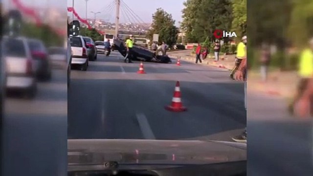 Kaldırıma çarpan otomobil takla attı: Biri çocuk 2 yaralı