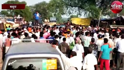 सड़क दुर्घटना में दम्पत्ति सहित तीन लोगों की गयी जान, परिजनों ने किया प्रदर्शन
