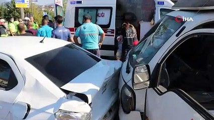 Zincirleme kaza | Yavaşlayan trafikte araçlar böyle birbirine girdi