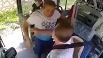 Yolcudan maske takmasını isteyen otobüs şoförü yumruklandı!