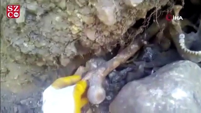 Atık su kanalı kazısında insan kemikleri, mermi ve çürümüş çarıklar bulundu