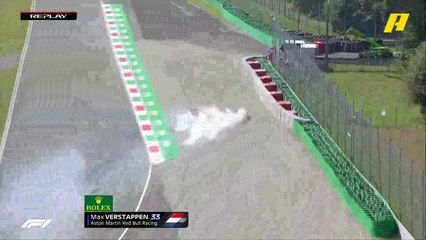 أول حادث قوي في مونزا.. تحطم مقدمة سيارة فيرشتابن بعد اصطدامها بالحائط