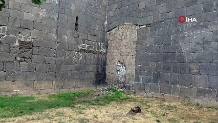 5 bin yıllık surlarında utandıran görüntü