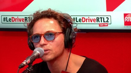 Raphaël interprète "Maquillage bleu" en live dans #LeDriveRTL2