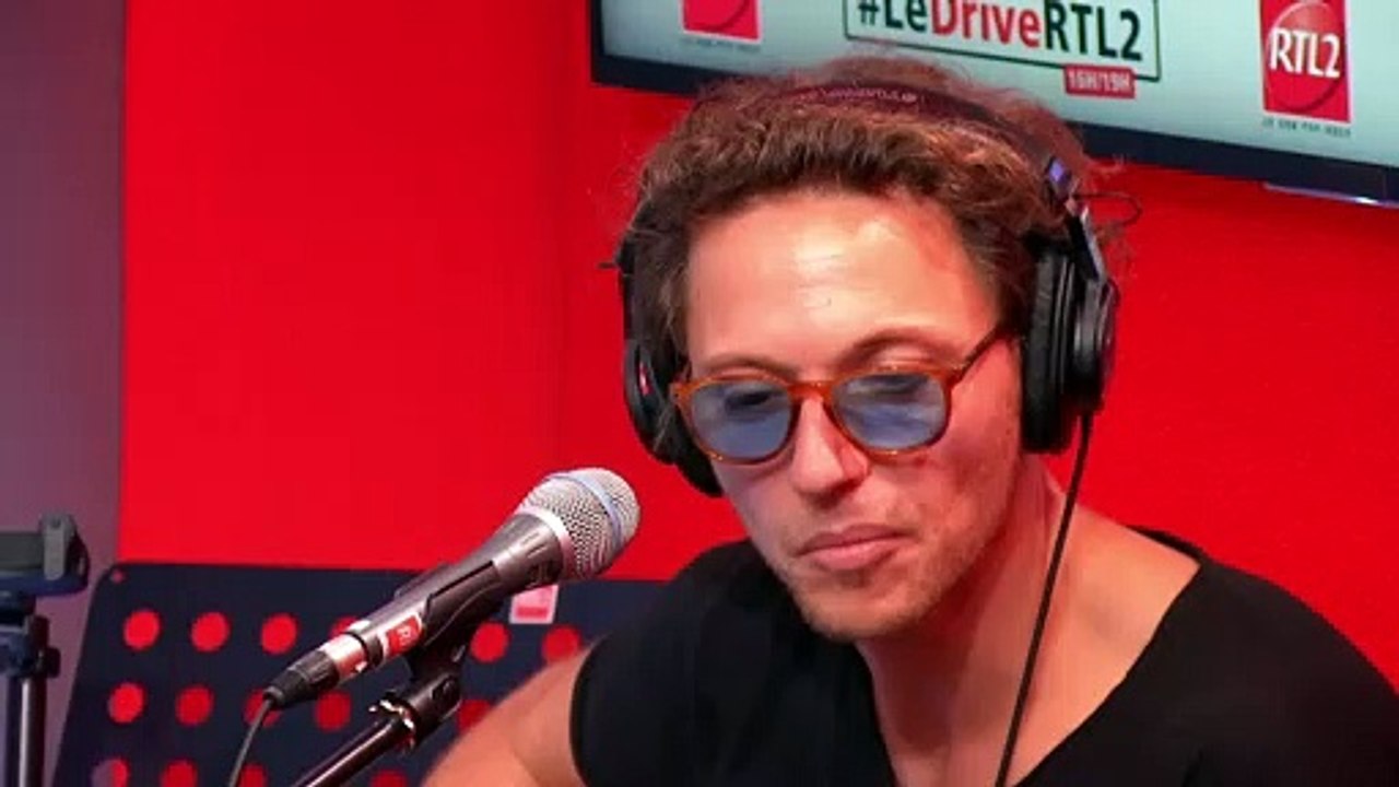 Raphaël interprète  "Let's Dance" en live dans #LeDriveRTL2