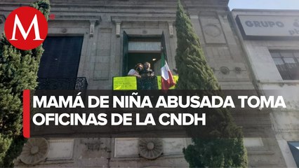 Mujer que se amarró a silla en CNDH pide cerrar colegio en SLP donde violaron a su hija