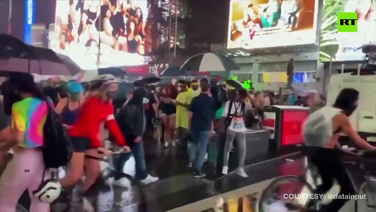 Descargar video: Etats-Unis: Regardez la voiture qui a foncé sur des passants lors d'une manifestation contre les violences policières à Times Square - VIDEO