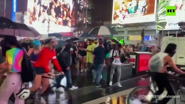 Etats-Unis: Regardez la voiture qui a foncé sur des passants lors d'une manifestation contre les violences policières à Times Square - VIDEO
