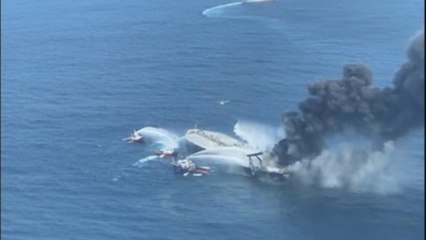 El incendio de un petrolero desata el temor al vertido en Sri Lanka