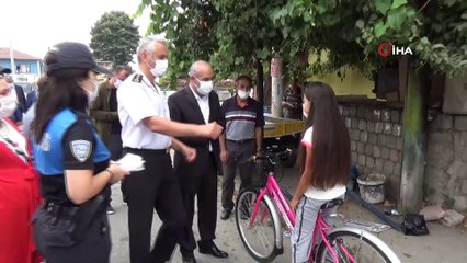 Jandarma komutanı ve emniyet müdürü maske dağıttı, çocuklar maske kapmak için yarıştı